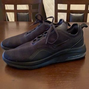 I’m selling Black Nike sneakers size 9.